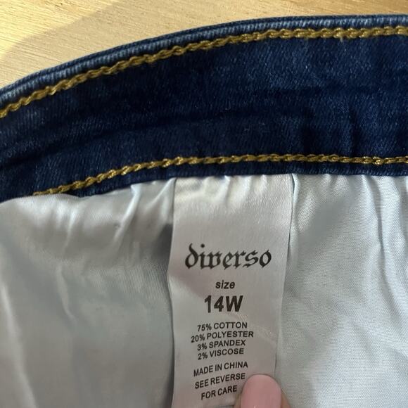 Diverso Women Bermuda Denim Shorts Size 14W Soft & Stretchy Distressed Blue NWT - Picture 12 of 14